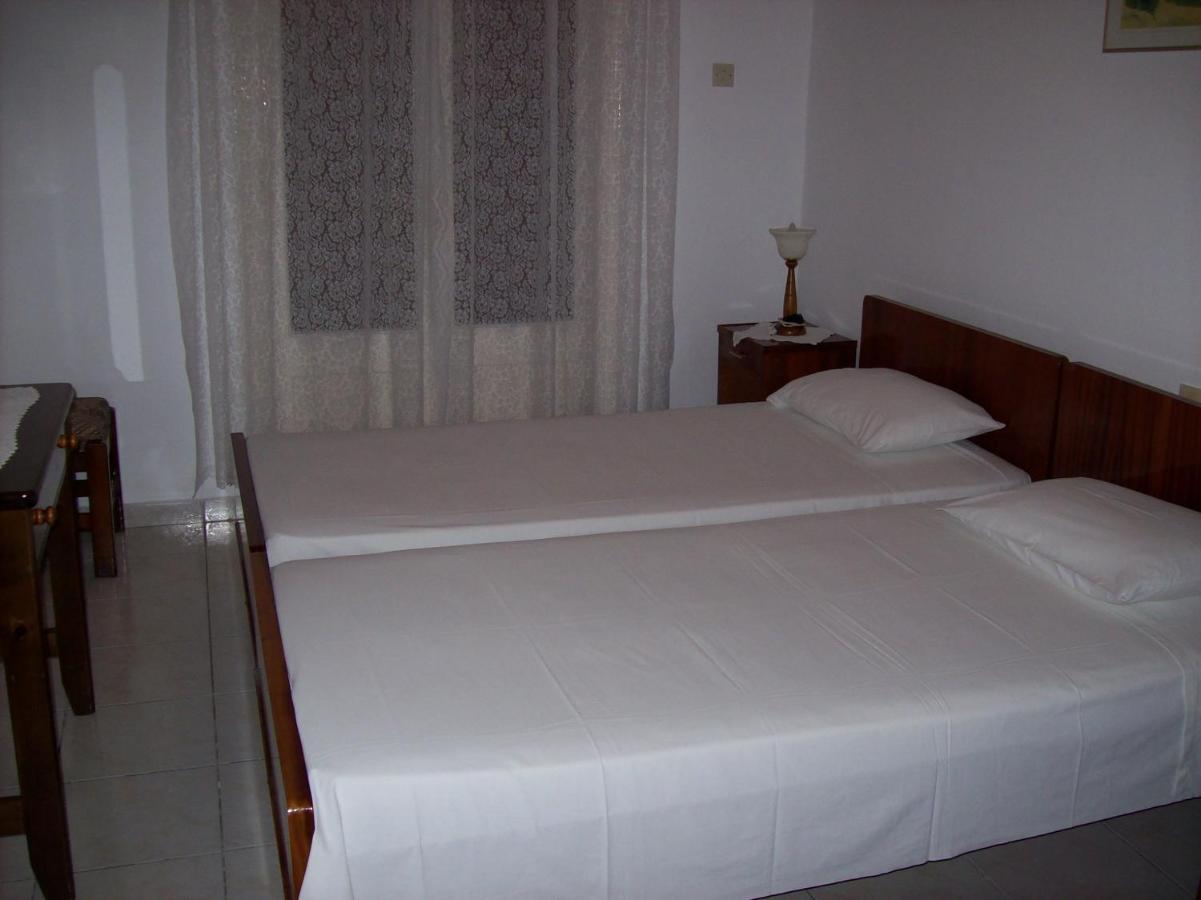 Theos Case de vacanță Agios Stefanos Avliotes (Corfu)